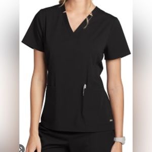 Barco motion scrub top